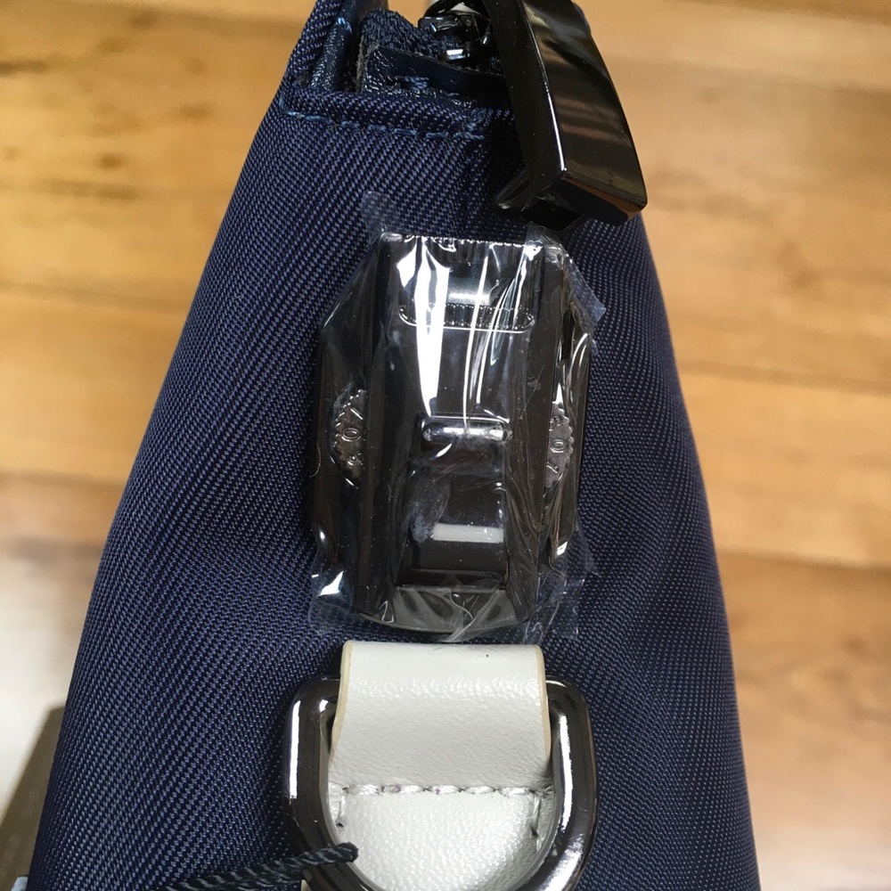 Numinous London Smart City Laptop Bag, Includes Smart Device Charger, New - Picture 4 of 7